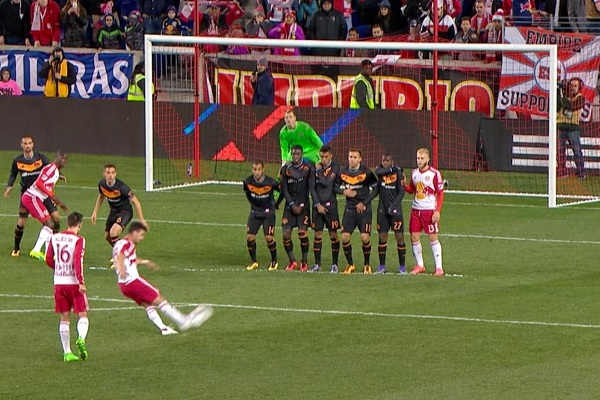 1 Luật đá phạt trực tiếp và gián tiếp trong thi đấu bóng đá chuyên nghiệp Cỏ nhân tạo - thảm cỏ nhân tạo cao cấp Đức An