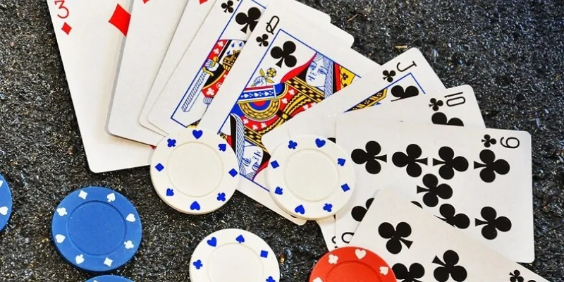 Chiến thuật dụ Heo đỏ bằng cách đánh bài gần Heo