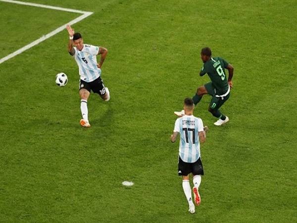 Bóng ném trong bóng đá là gì? Đá phạt đền là gì?