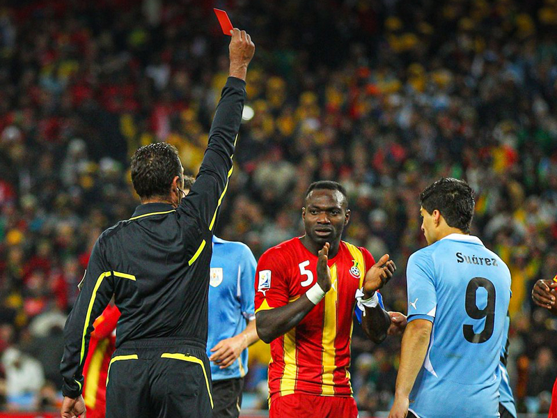 Treo Giò Trong Bóng Đá Là Gì? Một Số Trường Hợp Phải Chịu Án Treo Giò