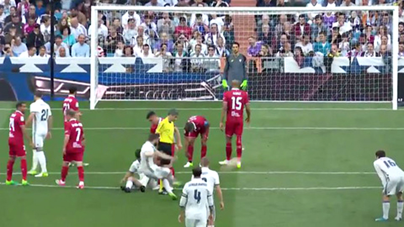 Bàn thắng đá phạt nhanh của Nacho